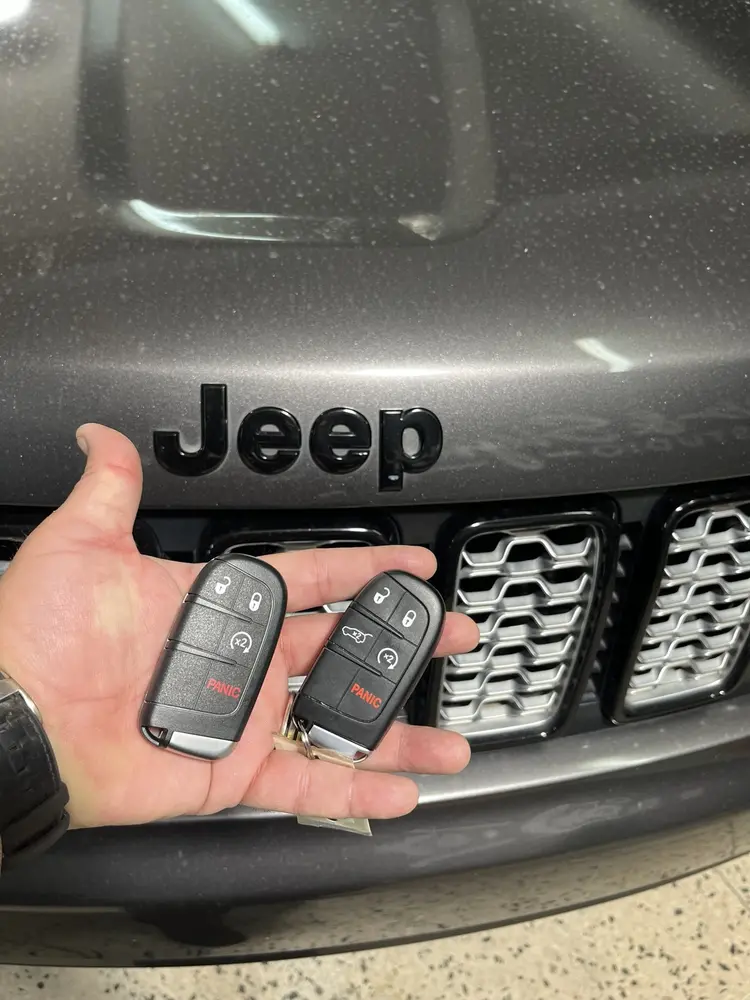 Dos llaves inteligentes Jeep